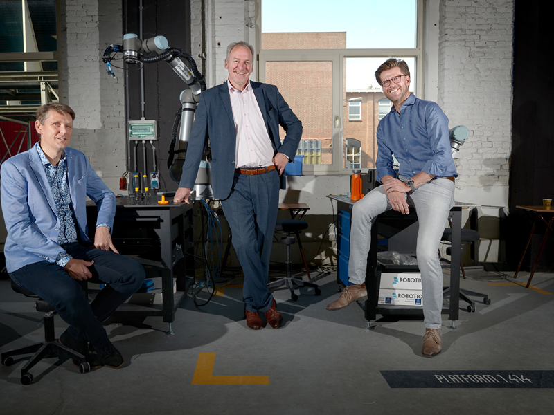 From left to right: associate professor Geert Heideman, Engineering and Design director Egon van der Veer (both Windesheim) and quartermaster Marius Woldberg (Perron038)
